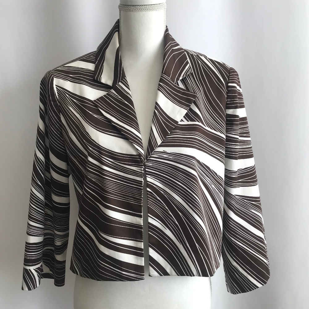*4/$20* Vesti Brown/White Pattern Crop Blazer